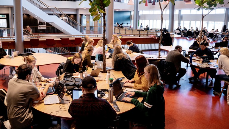 Studenter pluggar i Malmö universitets lokaler