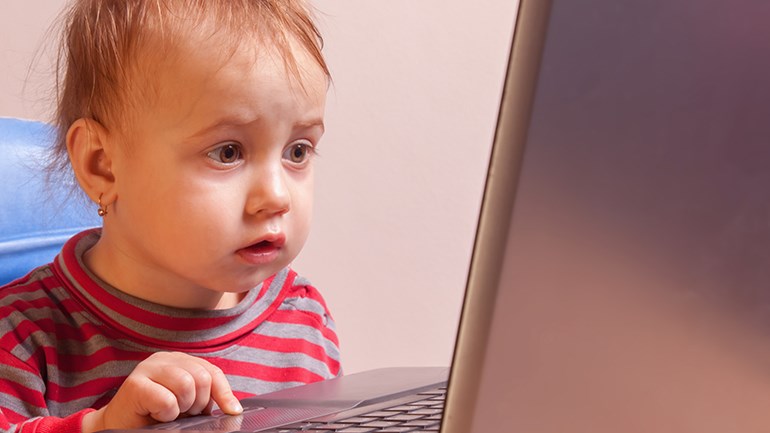 Litet barn tittar på en datorskärm