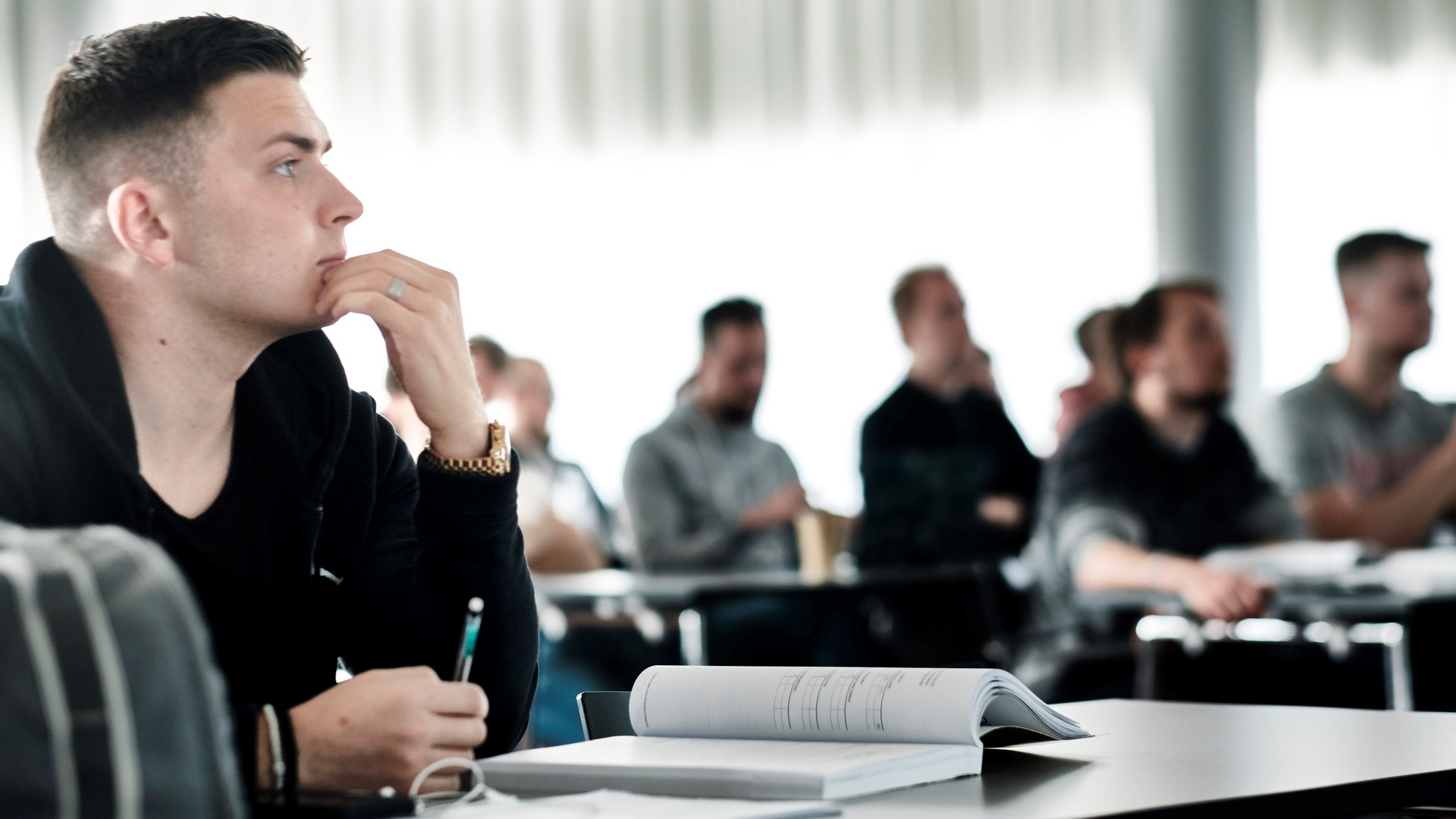 Studenter i klassrumsmiljö