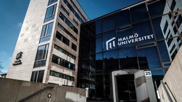 Entré till Allmänna sjukhuset, byggnaden för Fakulteten för hälsa och samhälles verksamhet.