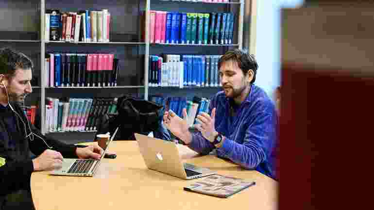 Studenter arbetar i universitetsbiblioteket.