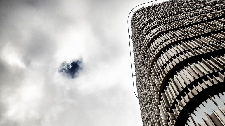 Niagaras fasad mot molntung himmel.