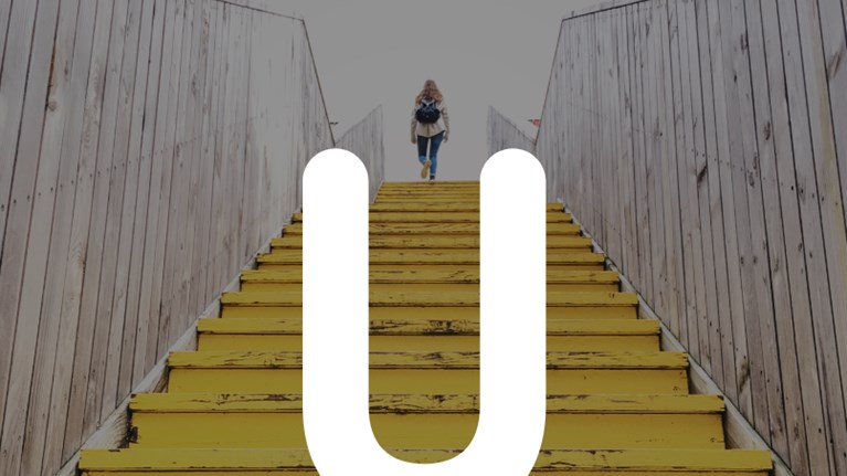 Unic nätverk logo och person som går i en trappa.
