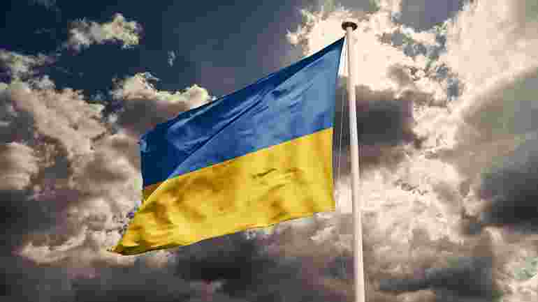 Ukrainas flagga mot mörk himmel