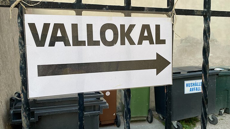 Bild på vallokalsskylt - Wikimedia commons