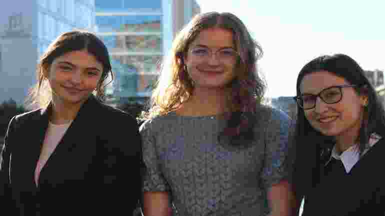 Tre tjejer i Unga Forskare på Malmö universitet