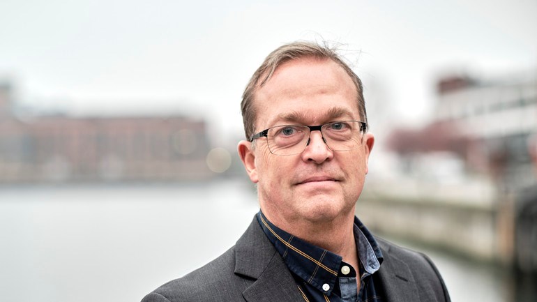 20191126 MalmöMalmö UniversitetBo PeterssonBo PeterssonprofessorBo Petersson är professor i statsvetenskap och IMER vid institutionen för Globala politiska studier (GPS). Han har fr o m ht 2017 ledningsuppdrag vid Malmö universitet i sin roll som rektorsråd för forskarutbildnings- och forskningsfrågor och är i din egenskapen ordförande i Beredningen för forskning och forskarutbildning (BFF). Han är projektledare för den pågående externa granskningen av forskning vid Malmö universitet, ERA19.Han är vidare sedan 2016 tillsammans med professor Karina Vamling verksamhetsledare för forskningsplattformen RUCARR - Russia and the Caucasus Regional Research vid Fakulteten för kultur och samhälle. Bland externa uppdrag kan nämnas att Petersson är ledamot av styrelsen i Svenska nätverket för eu