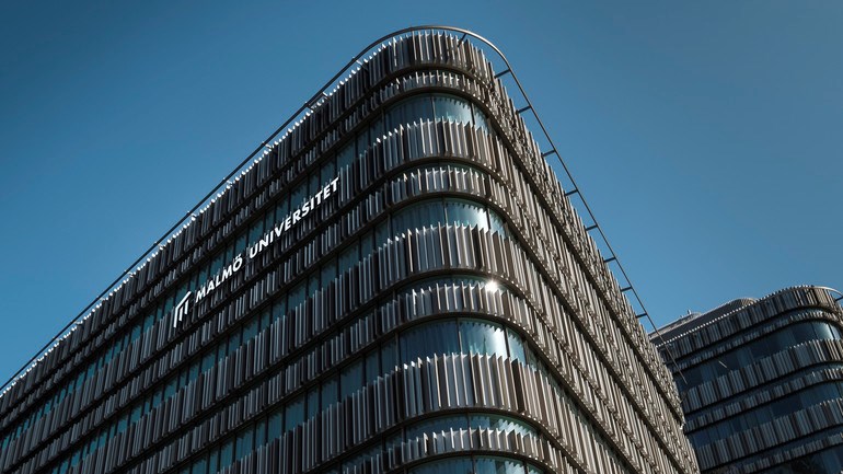 Niagaras fasad mot blå himmel.