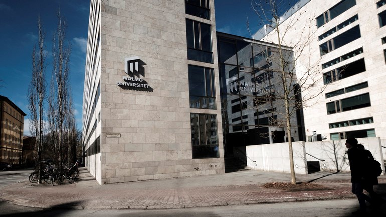 Allmänna sjukhusets fasad med universitetets logga.