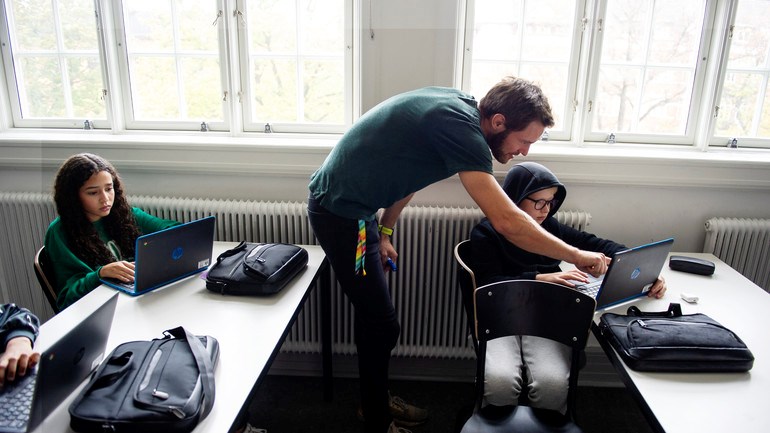 Lärare undervisar elever i klassrum