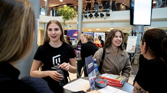 Besökare på Öppet hus pratar med studentrepresentanter från Kriminologiprogrammet.