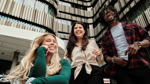 Studenter utanför en av universitetets byggnader. 