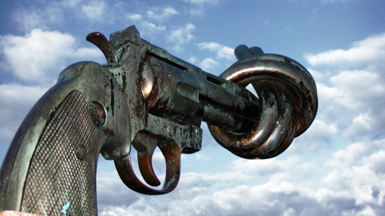 Carl Fredrik Reuterswärds skultptur "Non Violence" utanför Börshuset i Malmö. Foto: Francioise Polito Wikimedia Commons