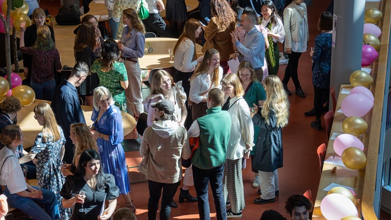 Människor som minglar på Malmö universitet