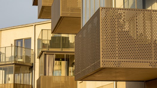 Fasader på bostadshus.