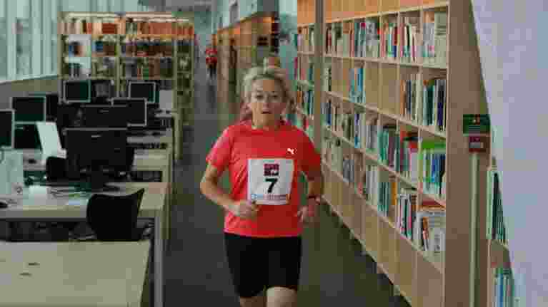 Kvinna som springer på Orkanen biblioteket