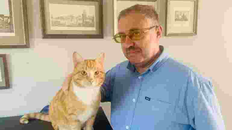 Vladimir Gel'man at home with his cat Cheeto