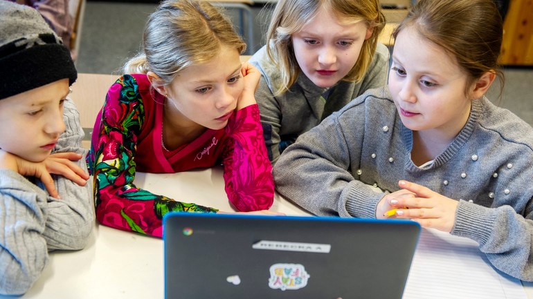 Elever i klassrum i grundskola.