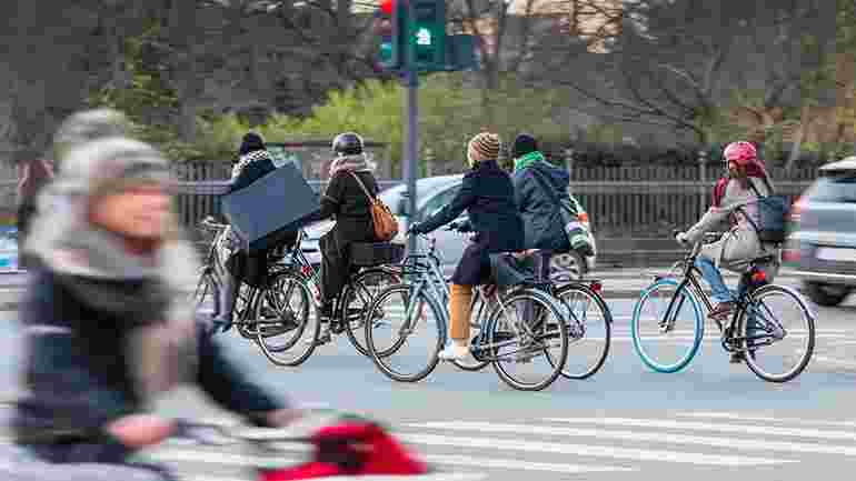 Många cyklister korsar gata