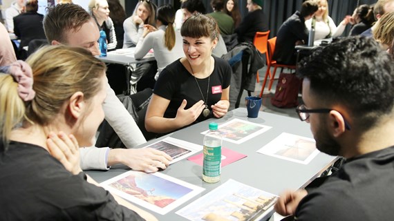 Bild på studenter som samarbetar under Stormathon