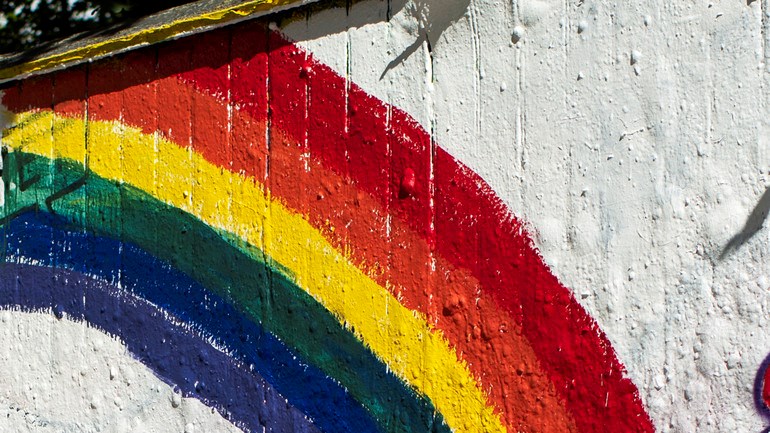 Närbild på graffitivägg med illustration och texten "Colombia".