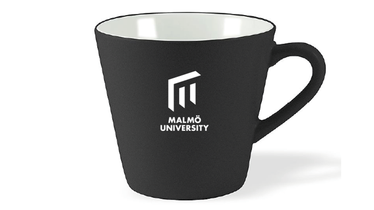 Svart mugg med Malmö universitets logotyp.