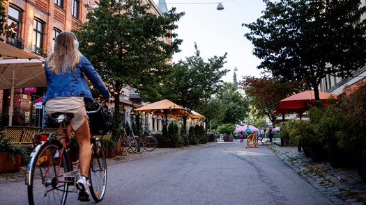 En person cyklar längs en gata.