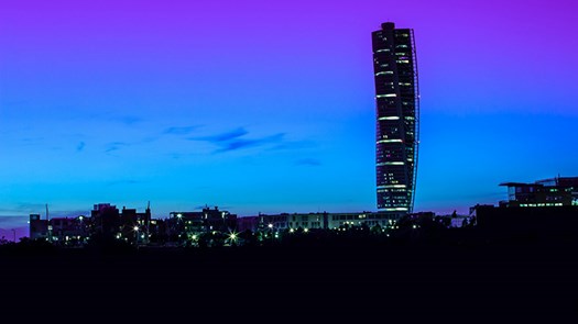 Malmös skyline på kvällen