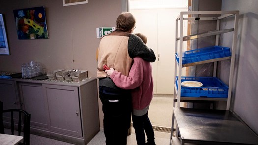 Två personer håller om varandra.