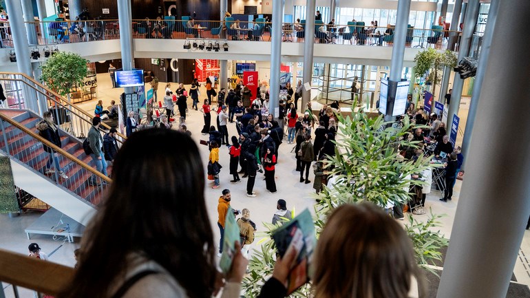 Två besökare vid Öppet hus i Niagara ser ner över mässan på entréplan.