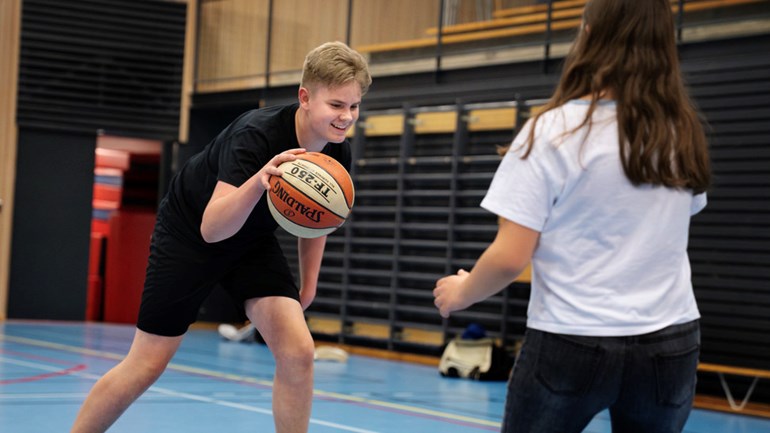 Ungdomar på Tågaborgsskolan spelar basket i gymanstiksalen.  Viggo Olander