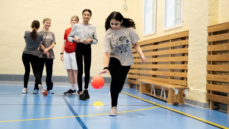 Idrottslektion med elever i åkurs 7.