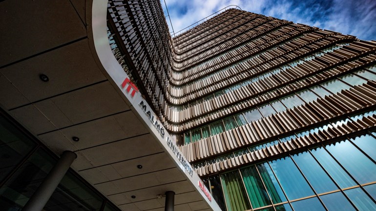 Niagaras entré och fasad. Bilden är tagen underifrån mot himeln. 