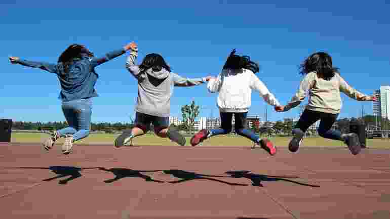 Fyra flickor som hoppar