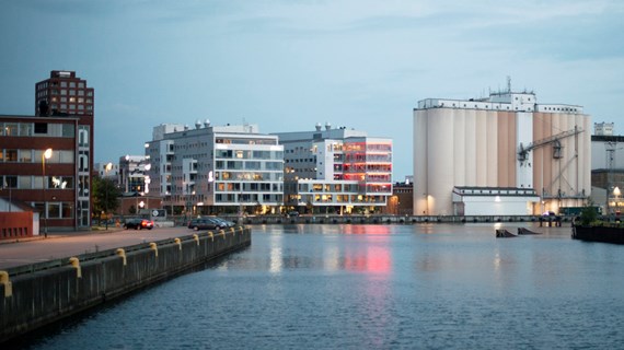 Utsikt över Bassängkajen vid skymning.
