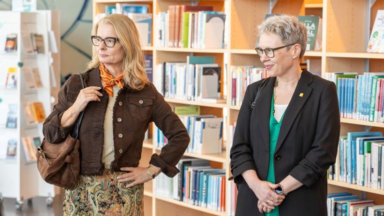 Lotta Edholm och rektor Mia Rönnmar i universitetsbiblioteket.