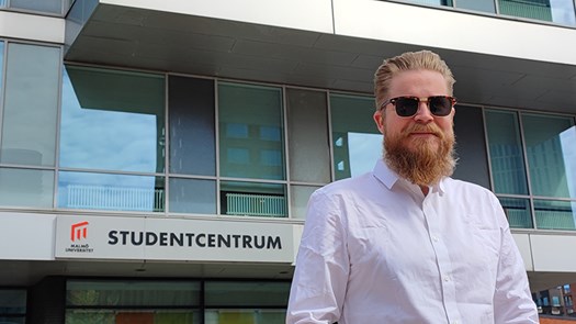 Man utanför studiecentrum