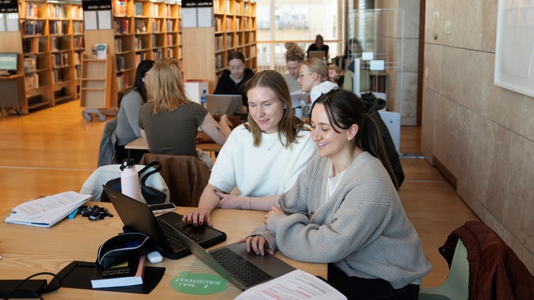 Elin Liljegren och Matilda Broström studerar till sjuksköterska Biblioteket på HS Beställare: Maria Crona /Fredrik Svensson