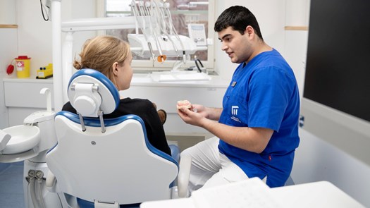 Tandläkarstudent med patient.