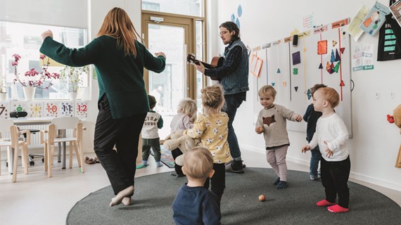 Fokus förskola nr 1 2023. Tritons förskola, avdelning vågen. Förskollärare Linnea Persson och Olle Mörkberg. Barnen Ellie, Lovis, Clara, Lian, Aaron, Adrian, Noah, Lavinia, Stella och Ludvig. Foto: Sanna Dolck Wall