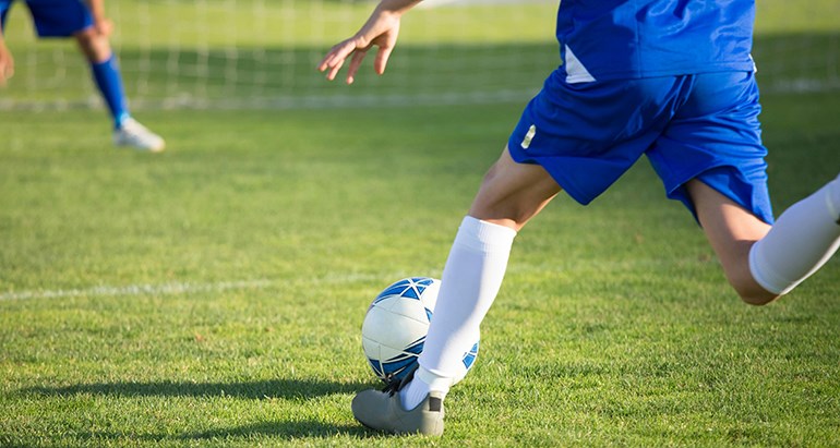 Fotbollsspelar på en gräsplan