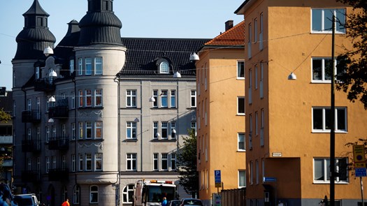 Några byggnader som ligger bredvid varandra.