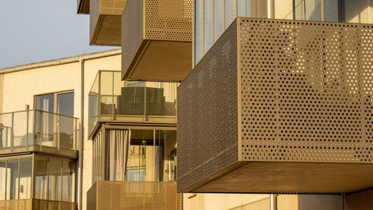 Fasader på bostadshus.
