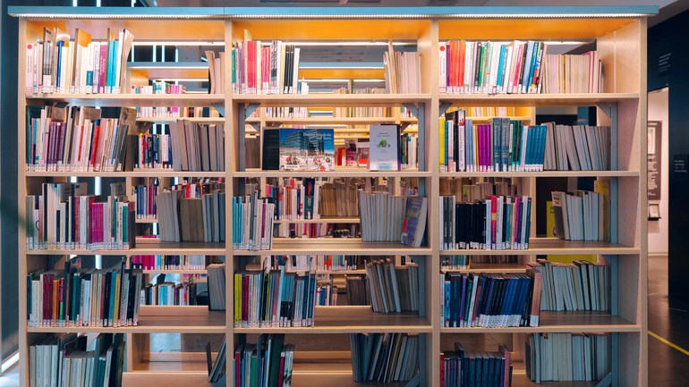 Bokhyllor i Orkanenbiblioteket.