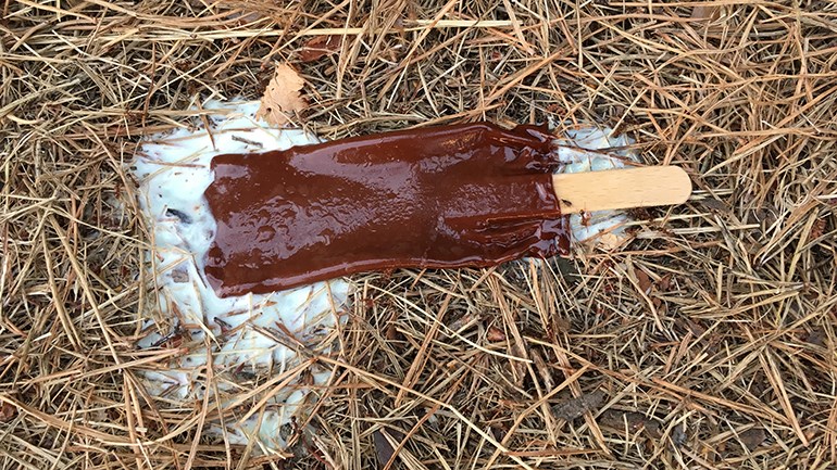 smält glasspinne som ligger på marken