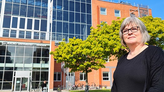 Kvinna utanför byggnad