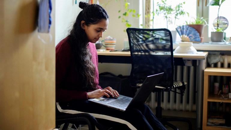Student som pluggar hemifrån