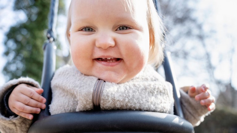 Bebis gungar på lekplats.