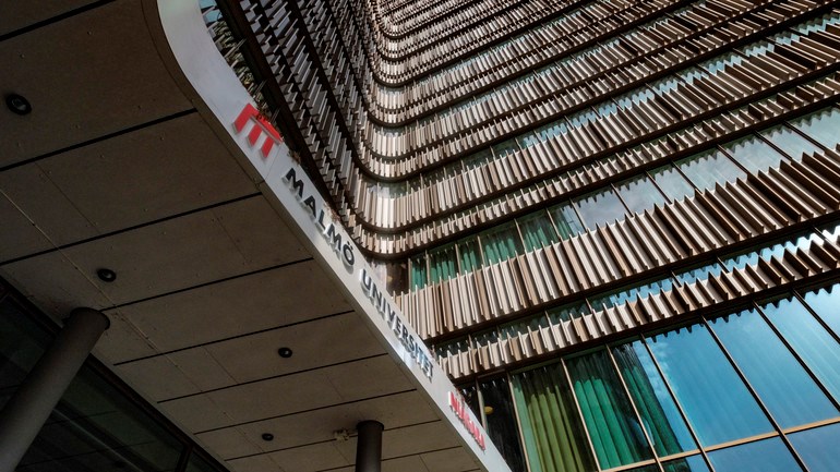 Niagaras entré och fasad. Bilden är tagen underifrån mot himeln. 