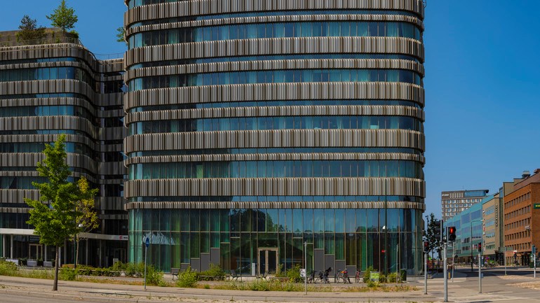 Byggnaden Niagara mot blå himmel.